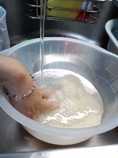 タコごはん9米をとぐ